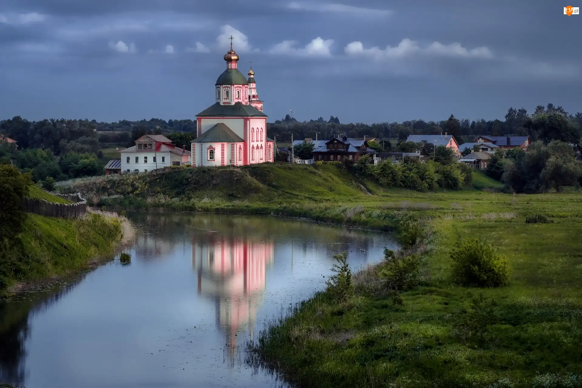 Suzdal, Rzeka Kamienka, Odbicie, Obwód włodzimierski, Drzewa, Cerkiew św. Eliasza, Rosja, Trawa