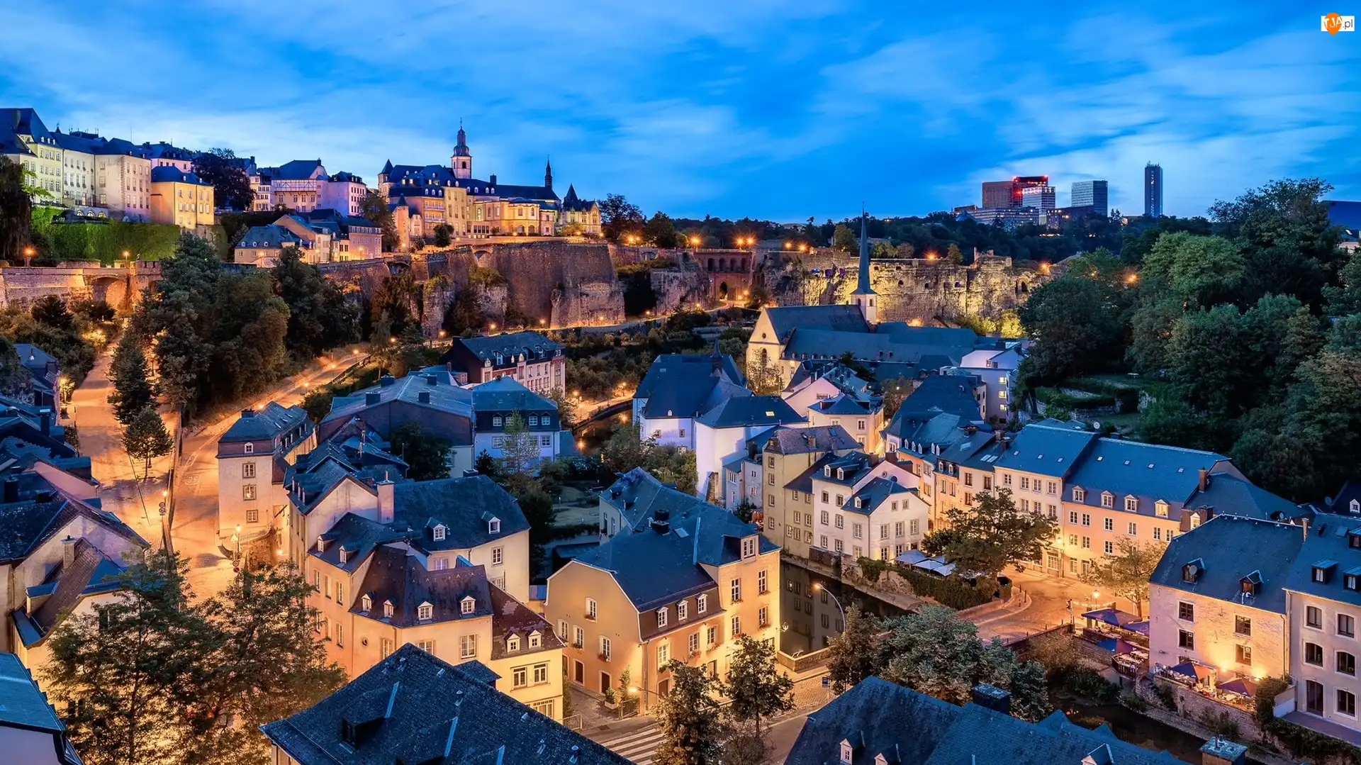 Drzewa, Luksemburg, Miasto Luksemburg, Kamienice