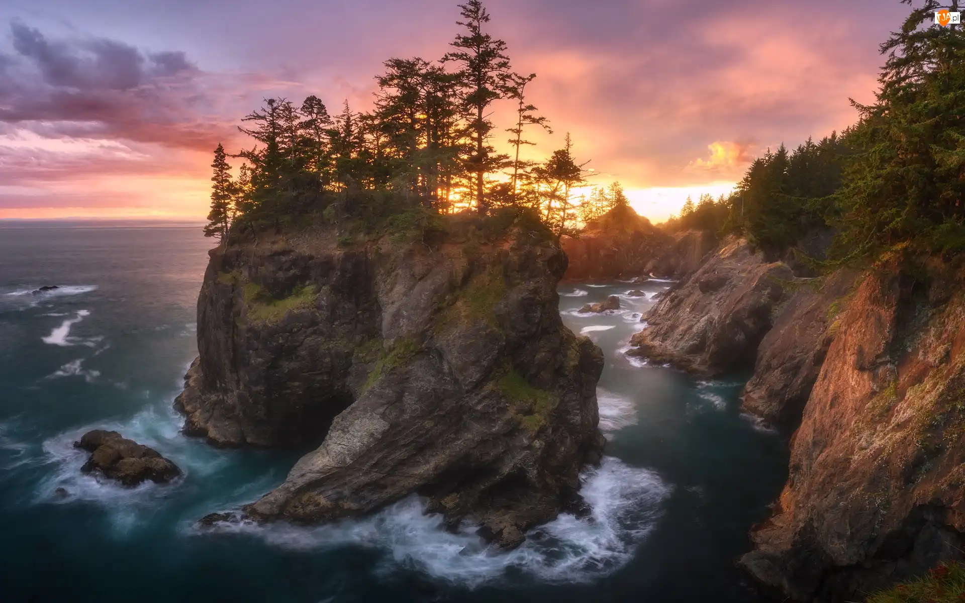 Samuel H. Boardman State Scenic Corridor, Oregon, Park stanowy, Wysepka, Zachód słońca, Morze, Skały, Stany Zjednoczone, Drzewa