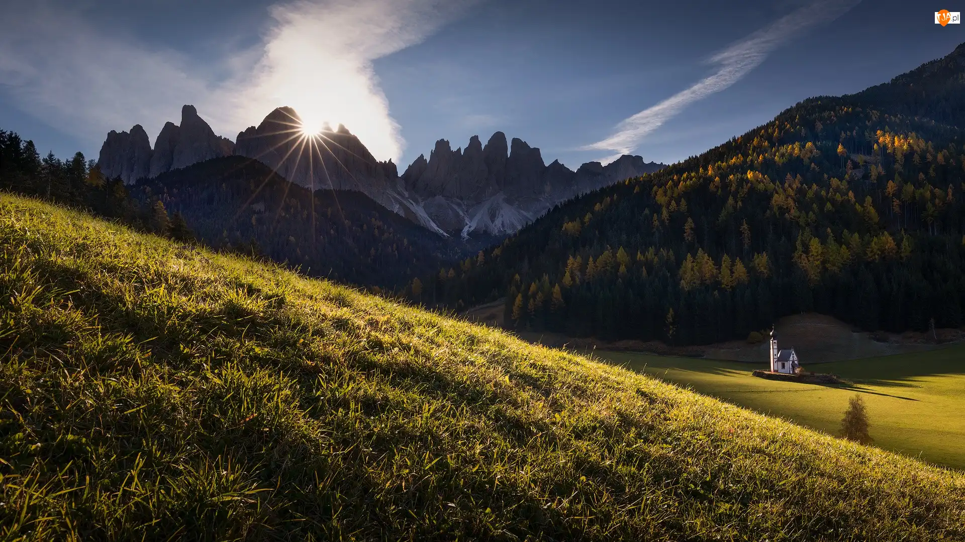Łąka, Las, Drzewa, Jesień, Dolina Val di Funes, Włochy, Góry, Kościół św Jana, Dolomity, Promienie słońca