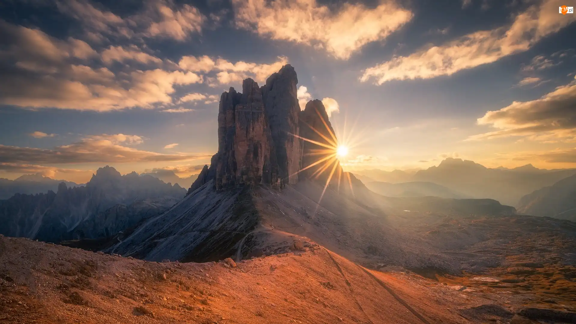 Skały, Góry, Tre Cime di Lavaredo, Promienie słońca, Dolomity, Chmury, Włochy, Szczyty