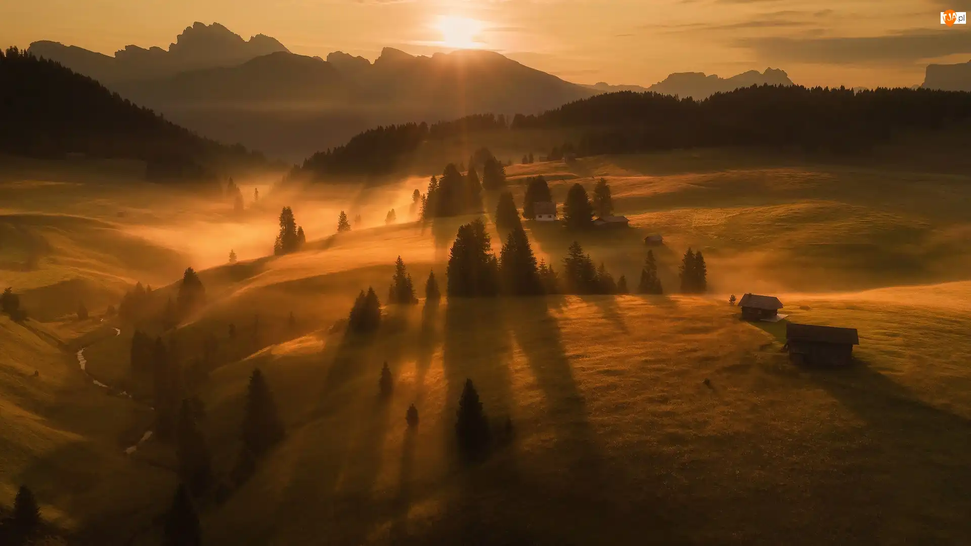 Włochy, Domy, Drzewa, Wschód słońca, Góry Sassolungo, Płaskowyż Seiser Alm, Wzgórza, Dolomity, Dolina Val Gardena, Jesień