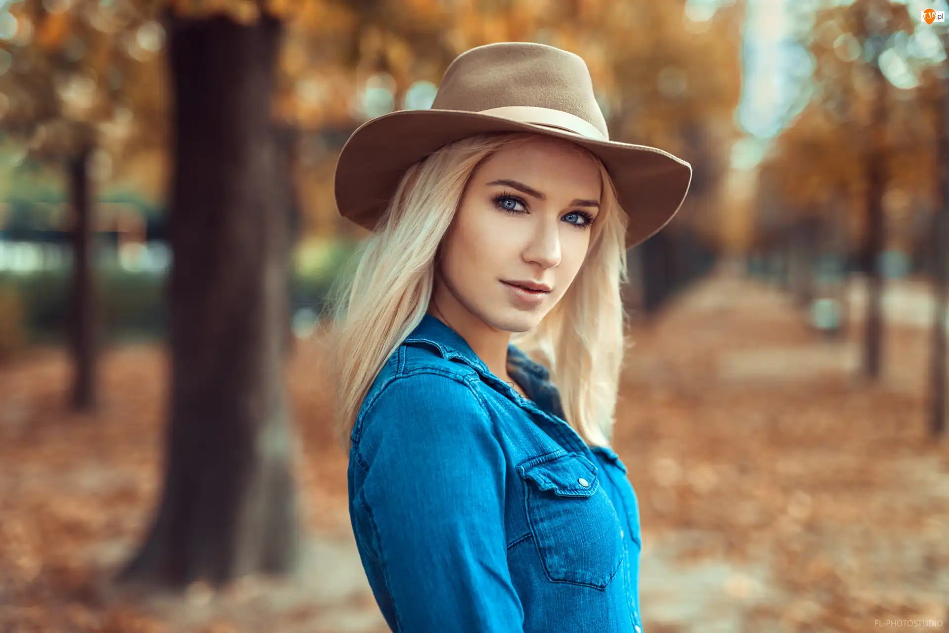 Nienieskooka, Kobieta, Blondynka, Kapelusz