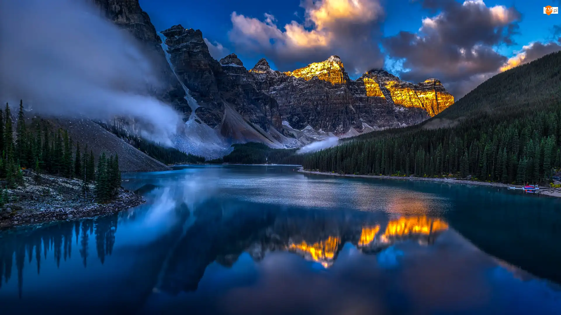 Drzewa, Kanada, Las, Moraine Lake, Chmury, Szczyty, Alberta, Park Narodowy Banff, Mgła, Jezioro, Odbicie, Rozświetlone, Góry