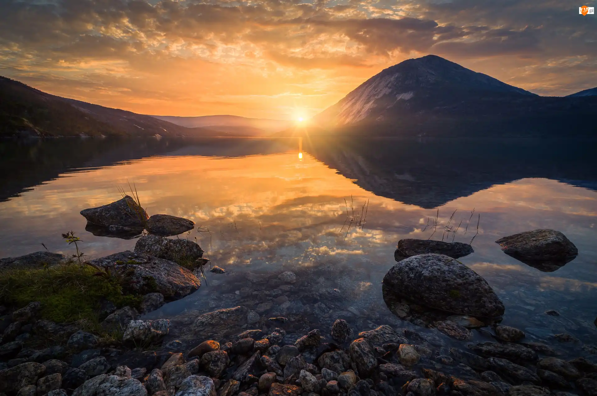 Góry, Jezioro Langvatnet, Norwegia, Zachód słońca, Region Nordland, Gmina Sorfold, Kamienie