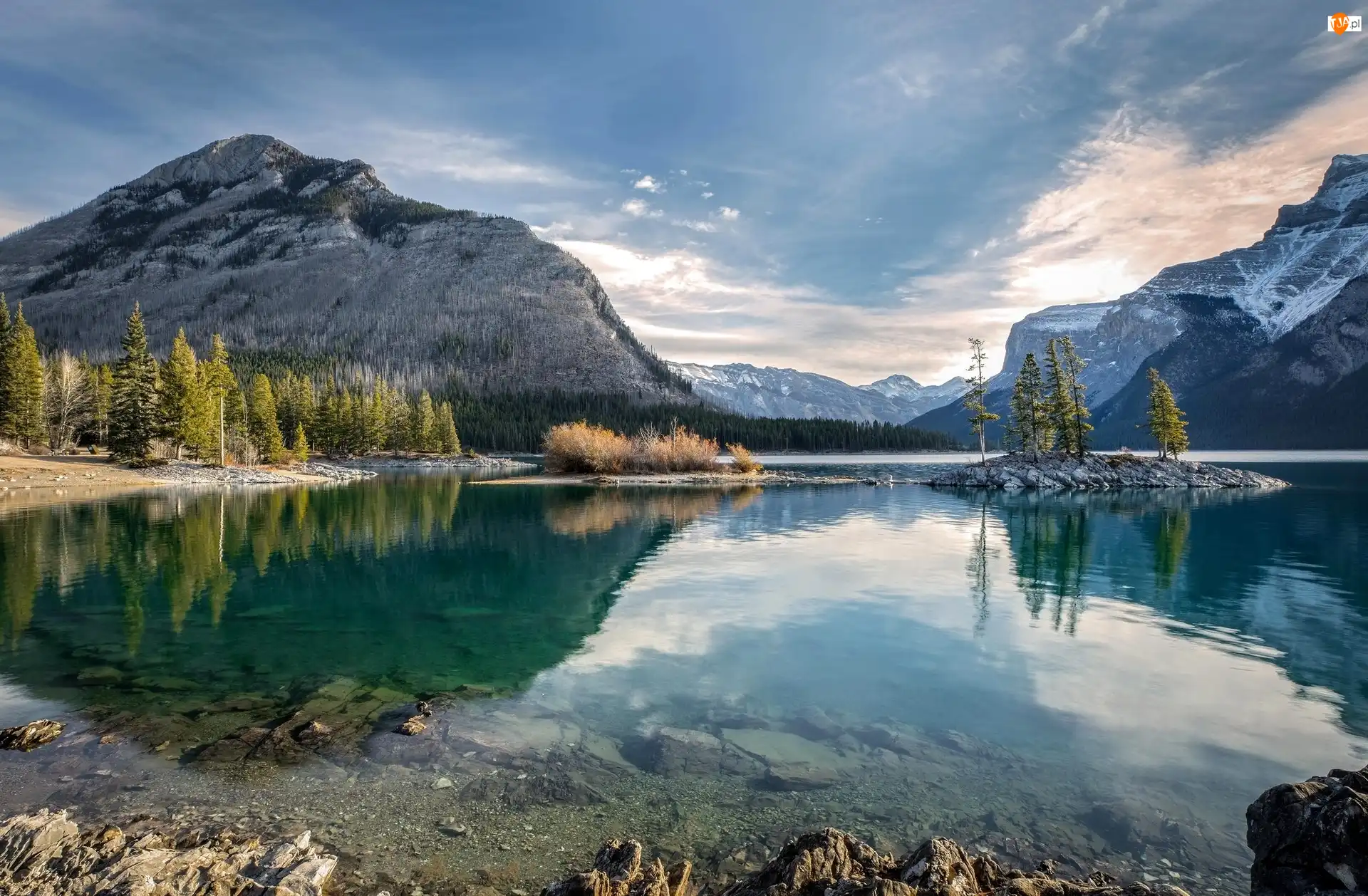 Park Narodowy Banff, Kanada, Góry, Świerki, jezioro Lake Minnewanka, Jezioro