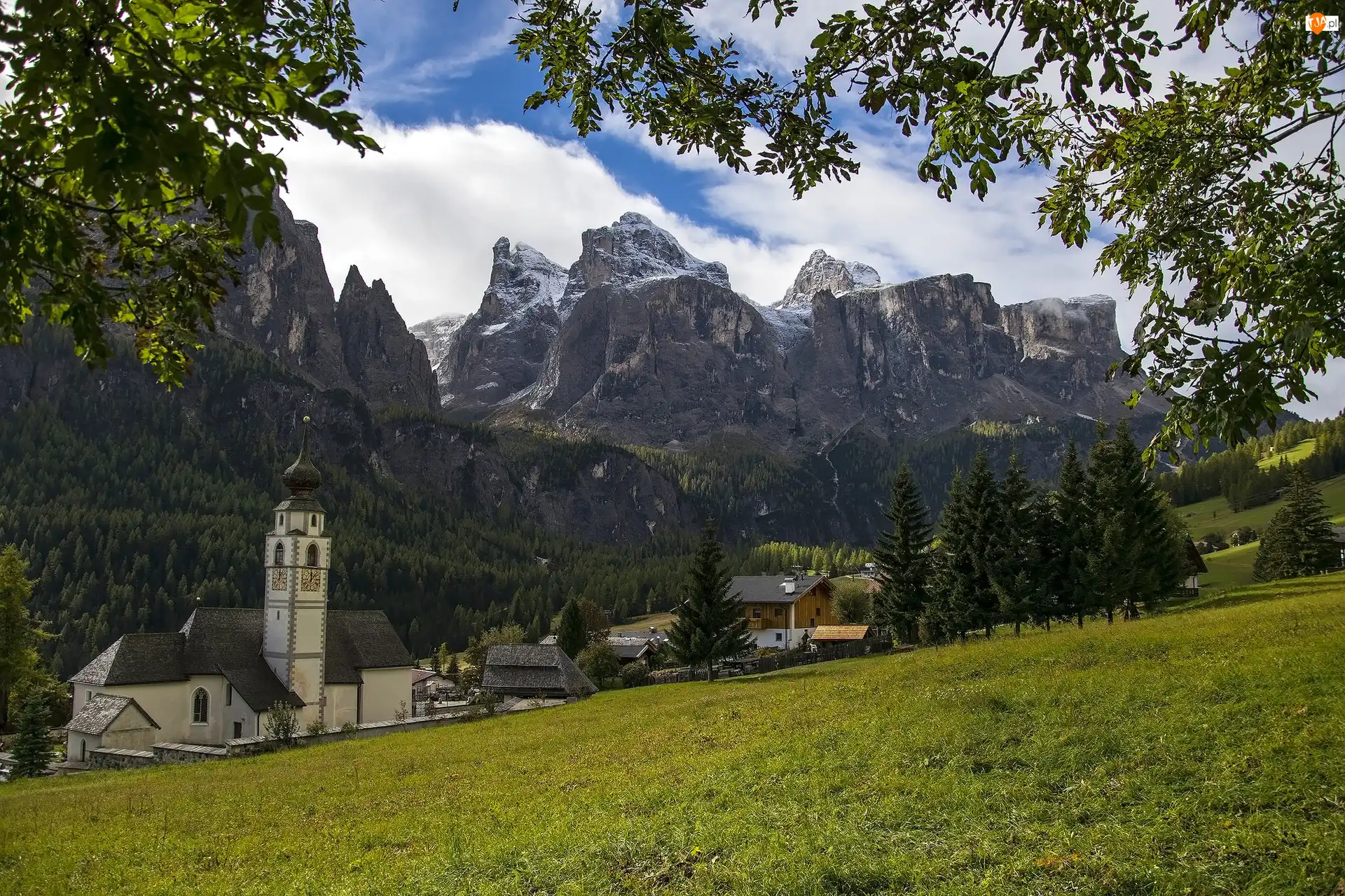 Kościół Colfosco, Włochy, Góry Dolomity, Domy, Prowincja Bolzano, Drzewa, Chmury, Alta Badia