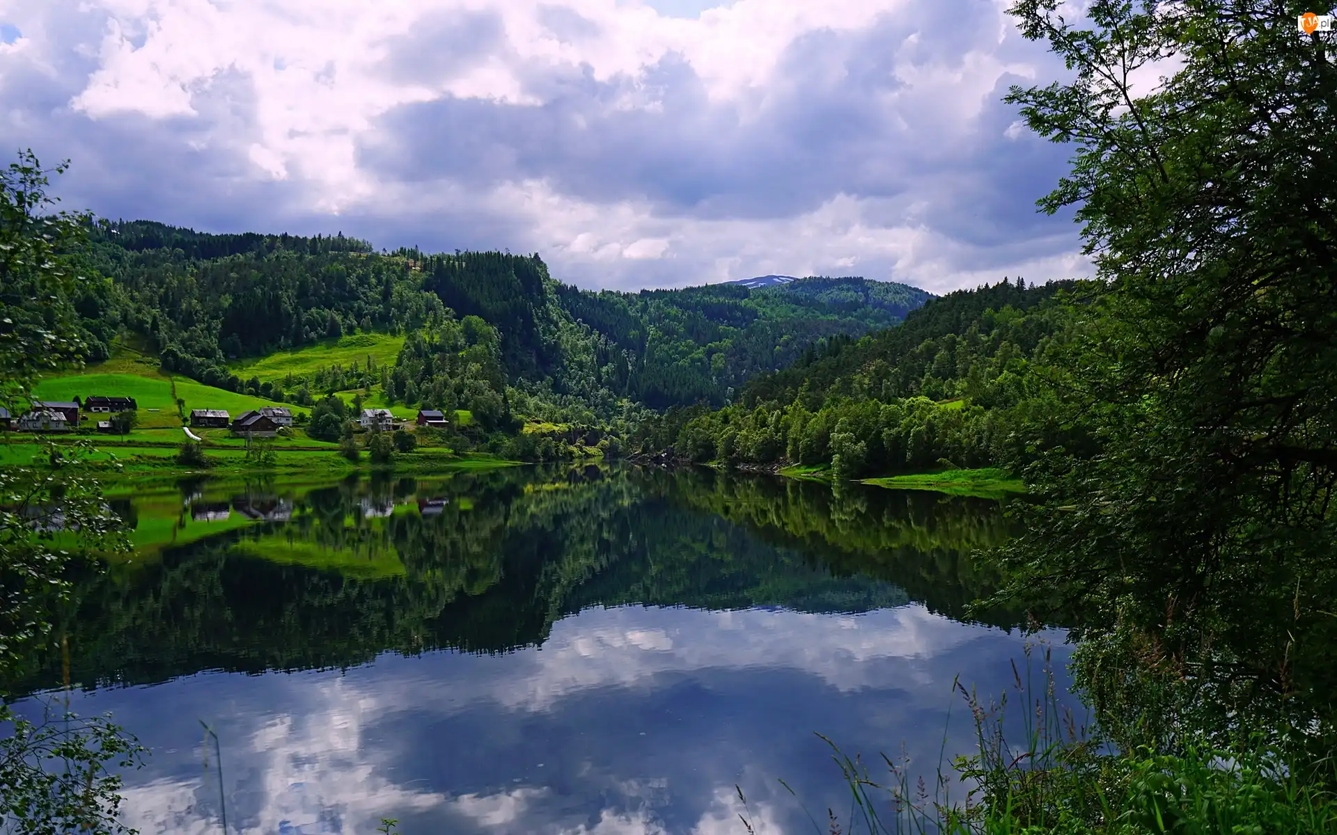 Jezioro Seimsvatnet, Norwegia, Domy, Odbicie, Wzgórza, Wieś