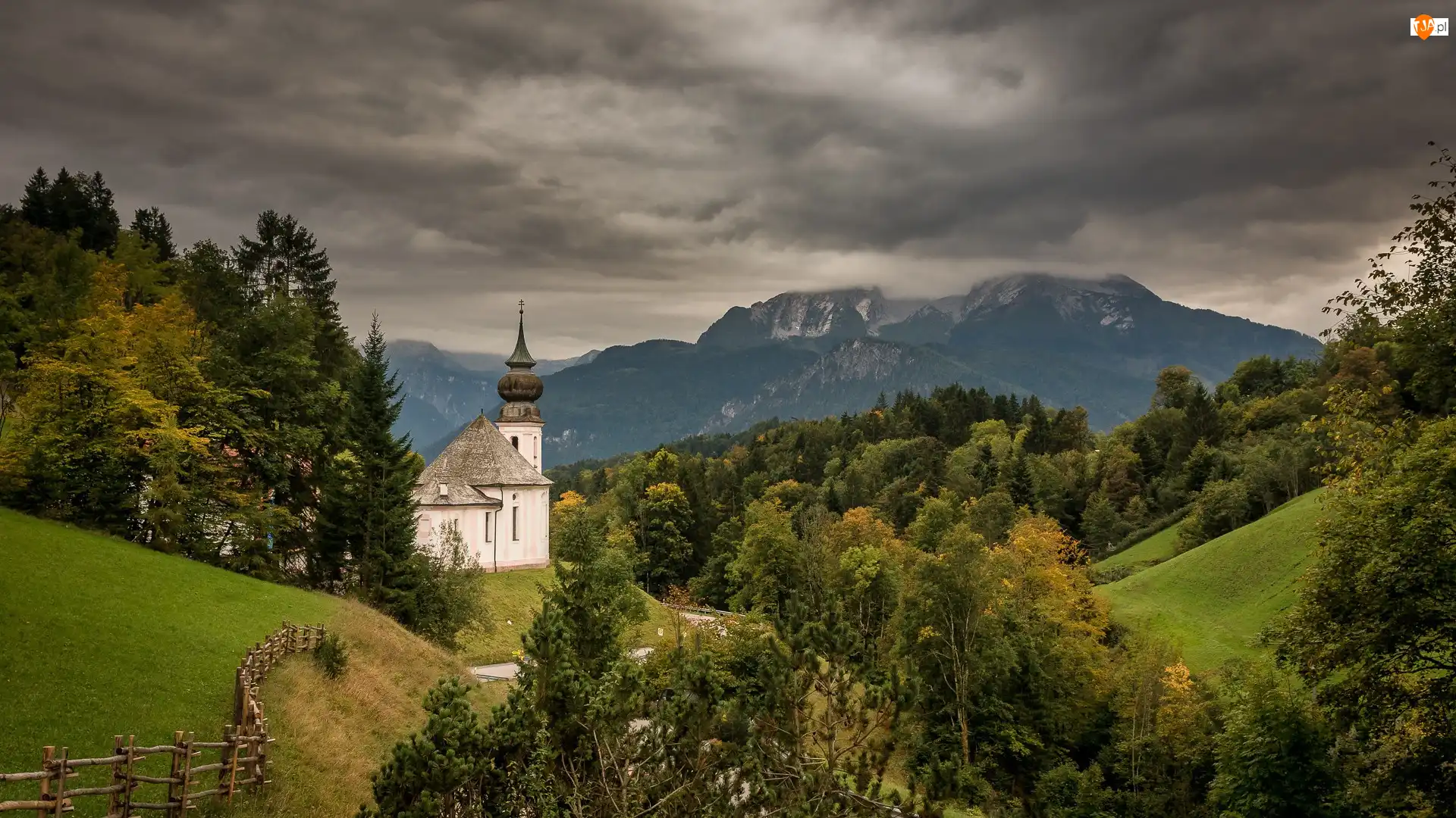 Drzewa, Niemcy, Droga, Lasy, Ciemne, Góry, Bawaria, Berchtesgaden, Ogrodzenie, Alpy Salzburskie, Chmury, Sanktuarium Maria Gern, Kościół