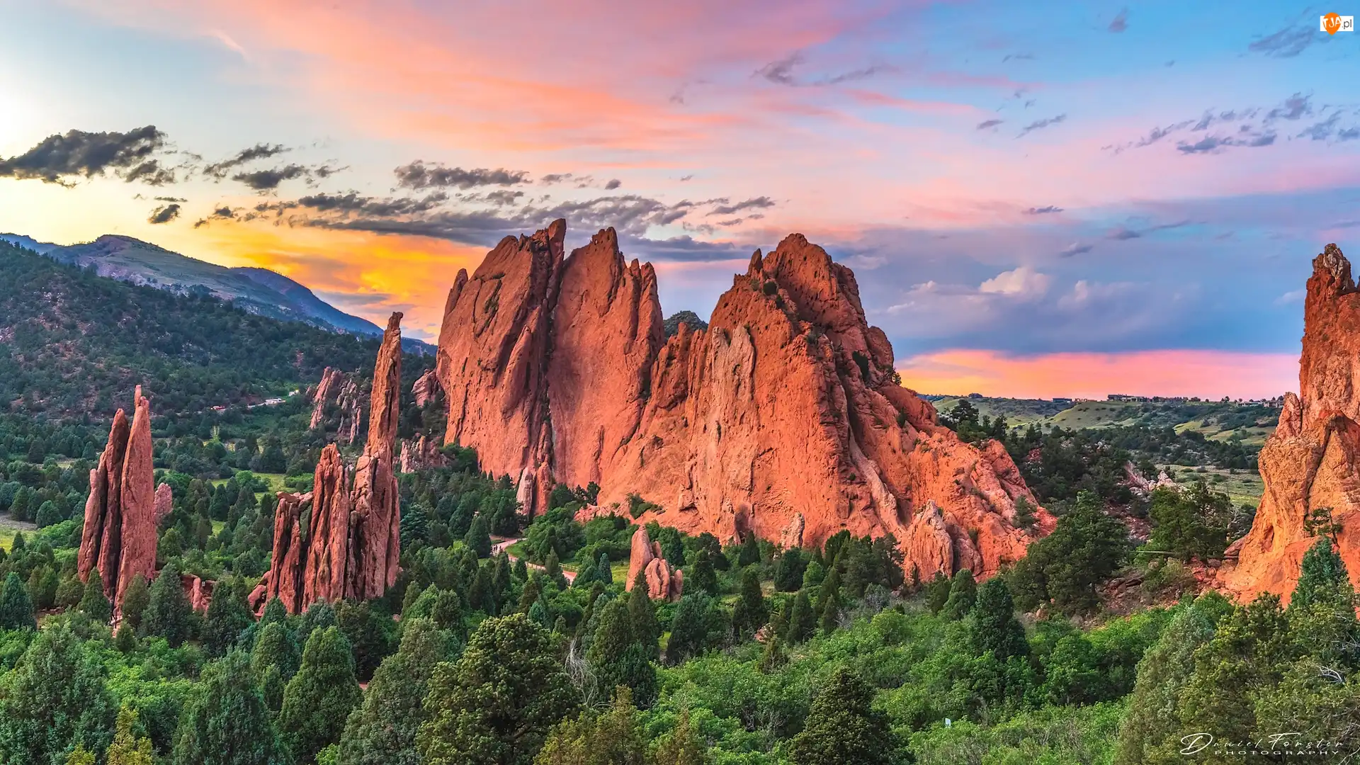 Colorado Springs, Zachód słońca, Formacje skalne, Kolorado, Skały, Garden of the Gods, Stany Zjednoczone, Drzewa