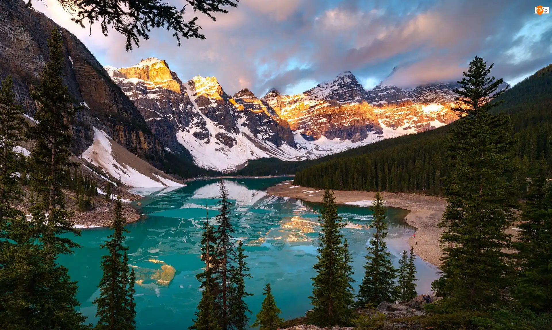 Kanada, Góry, Odbicie, Odbicie, Park Narodowy Banff, Las, Drzewa, Jezioro Moraine, Chmury