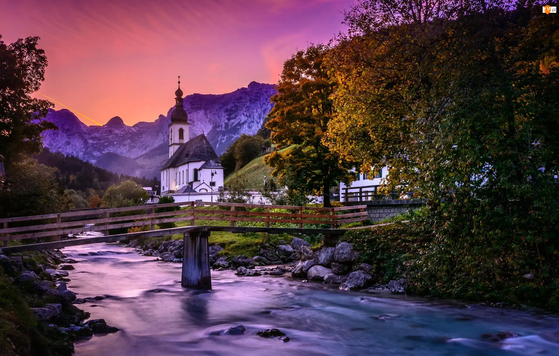 Most, Bawaria, Rzeka Ramsauer Ache, Kościół św. Sebastiana, Drzewa, Park Narodowy Berchtesgaden, Ramsau bei Berchtesgaden, Niemcy, Góry Alpy