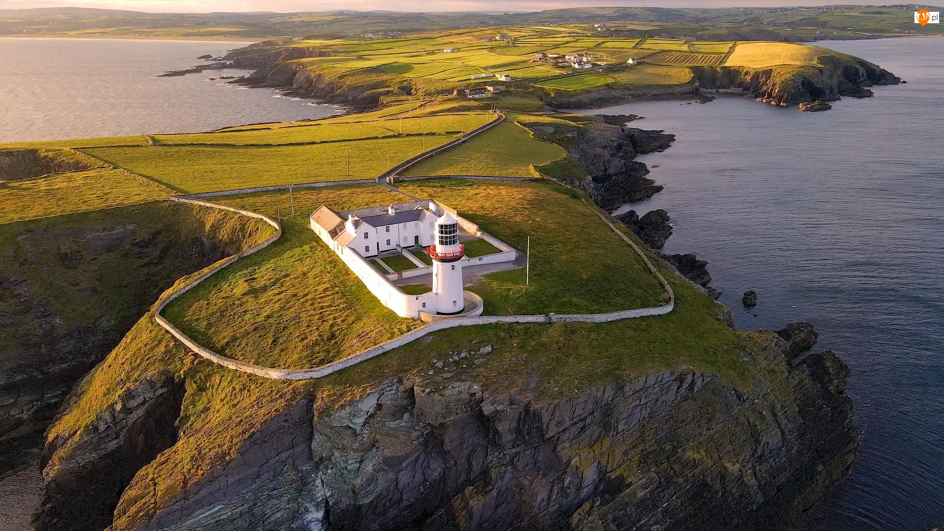 Skały, Irlandia, Galley Head Lighthouse, Latarnia morska, Morze