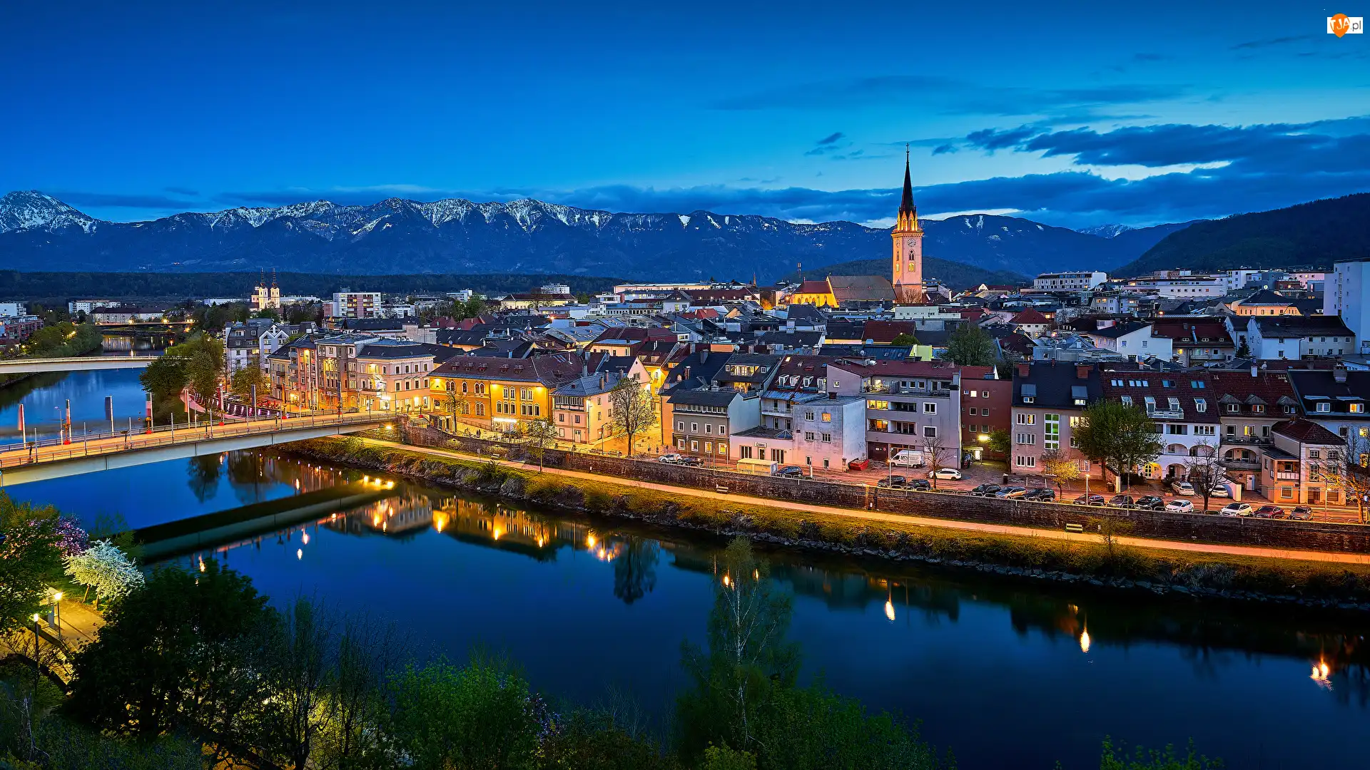 Wieczór, Mosty, Domy, Rzeka Drawa, Miasto, Austria, Góry, Villach, Dolina Drawy, Kościół