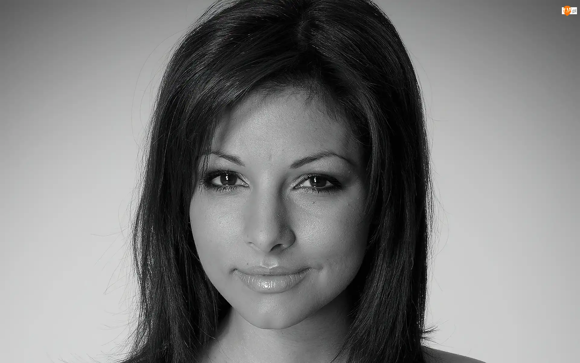 Czarno, Roxanne Pallett, Uśmiech, Brunetka, białe