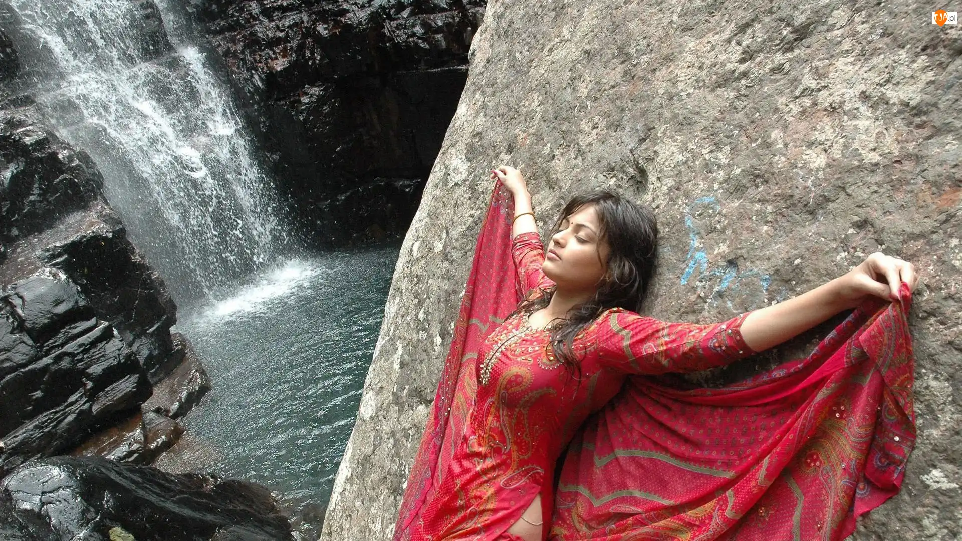 Skała, Sneha Ullal, Suknia, Wodospad