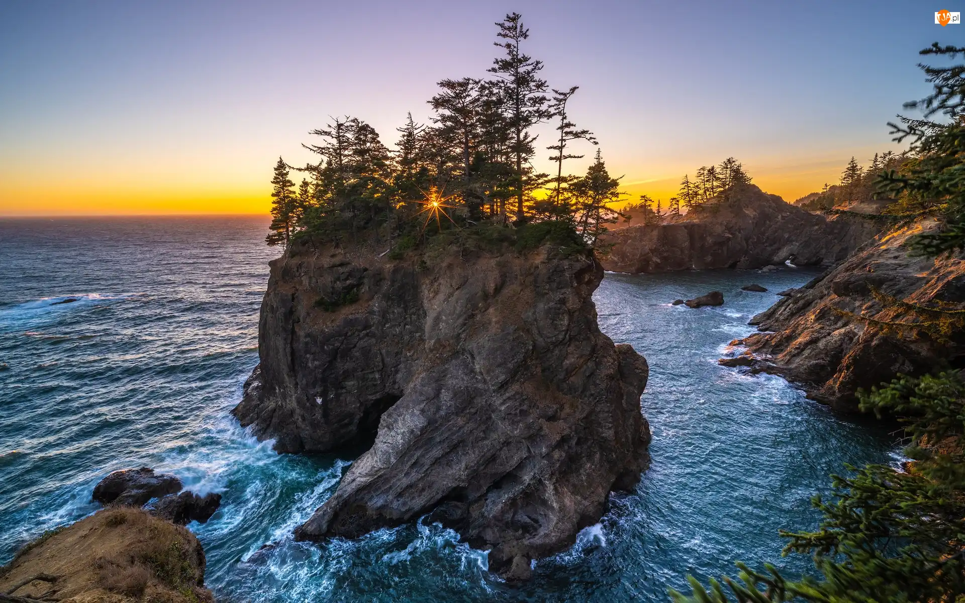 Samuel H. Boardman State Scenic Corridor, Wybrzeże, Promienie słońca, Wysepka, Oregon, Stany Zjednoczone, Skały, Morze, Drzewa, Park stanowy