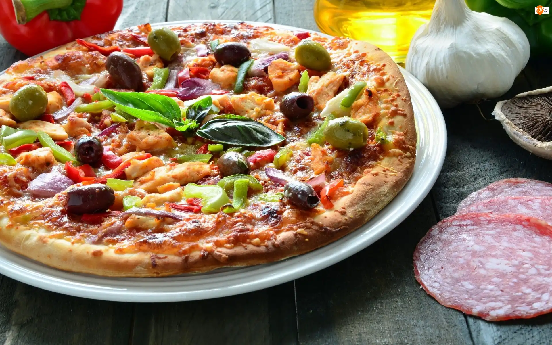Oliwki, Czosnek, Kiełbasa, Pizza, Pomidory