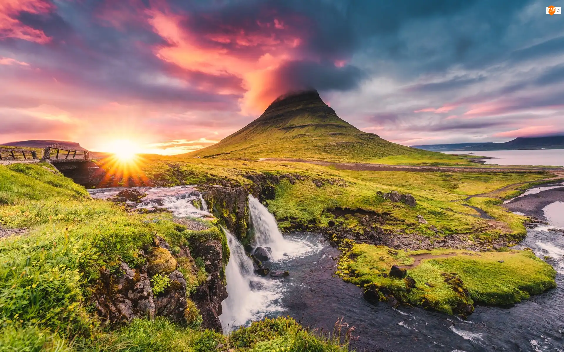 Półwysep Snaefellsnes, Islandia, Wodospad Kirkjufellsfoss, Chmury, Góra Kirkjufell, Promienie słońca