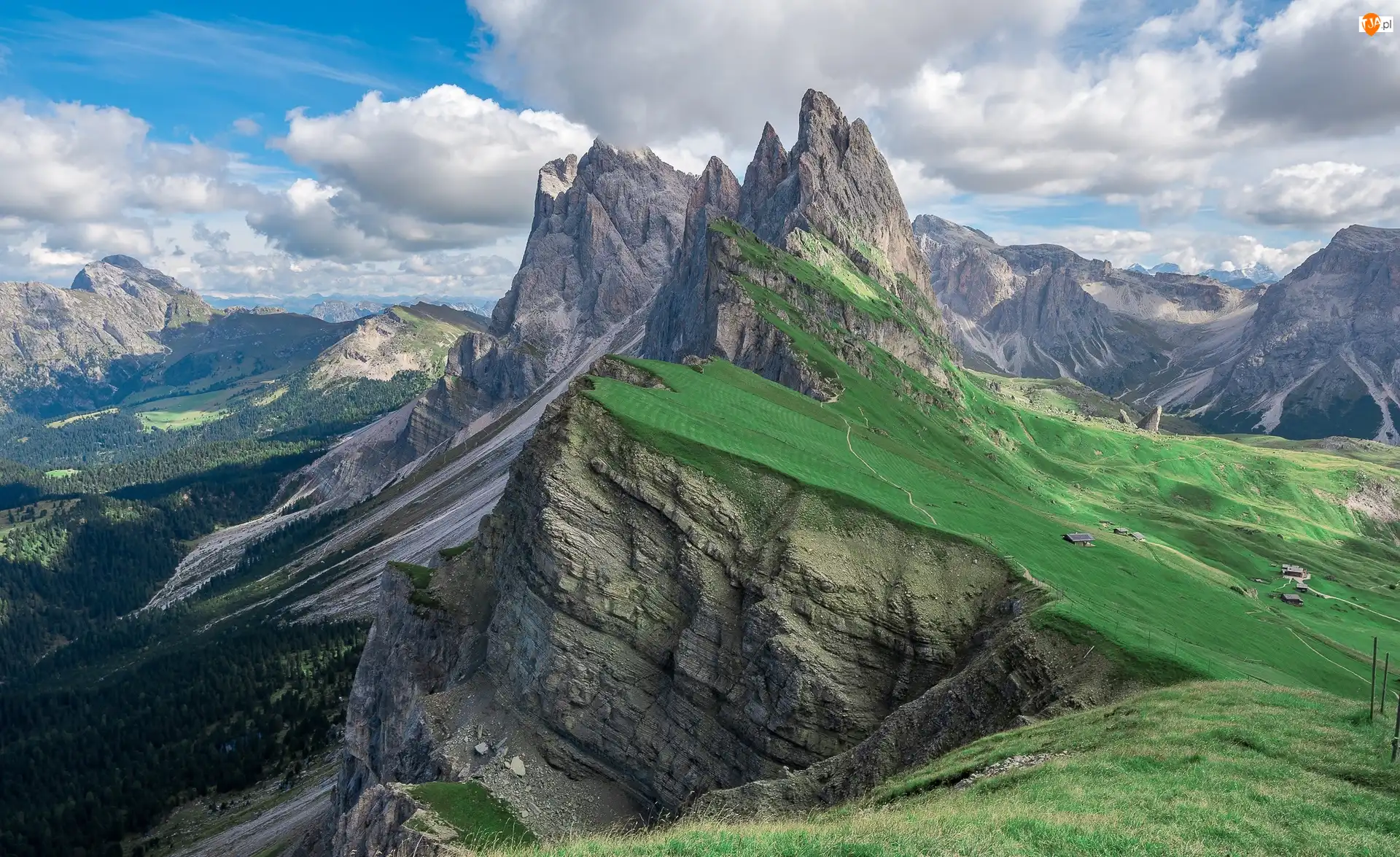 Dolomity, Masyw Odle, Włochy, Góry Alpy, Prowincja Bolzano, Rezerwat przyrody Puez-Geisler, Łąki