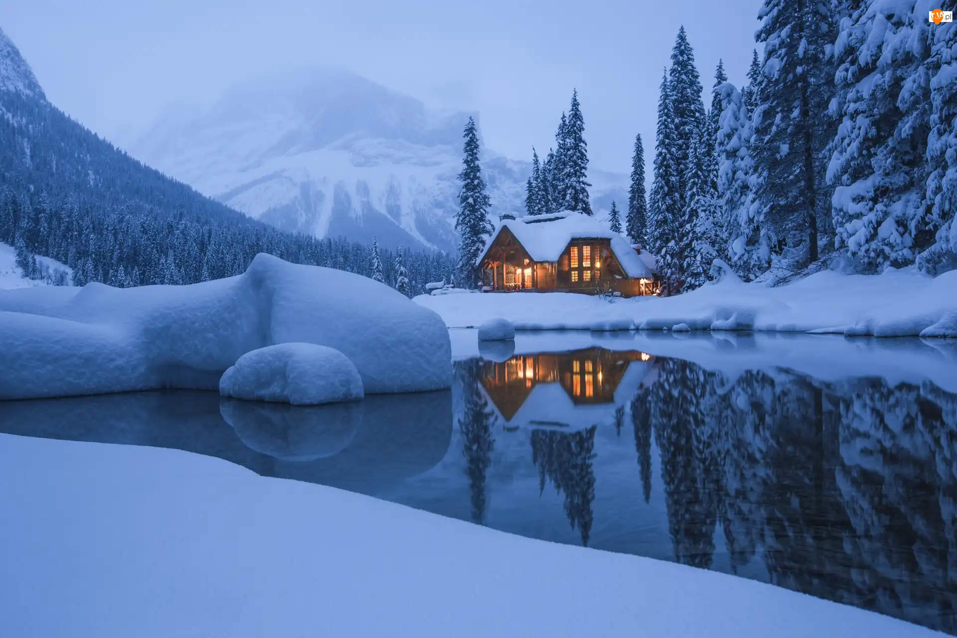 Śnieg, Góry, Dom, Mgła, Jezioro, Zima, Drzewa, Park Narodowy Yoho, Chmury, Emerald Lake, Kanada