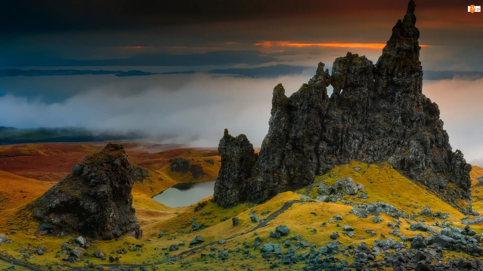 Mgła, Wzgórze The Storr, Zachód słońca, Wyspa Skye, Skały, Morze, Szkocja, Jezioro
