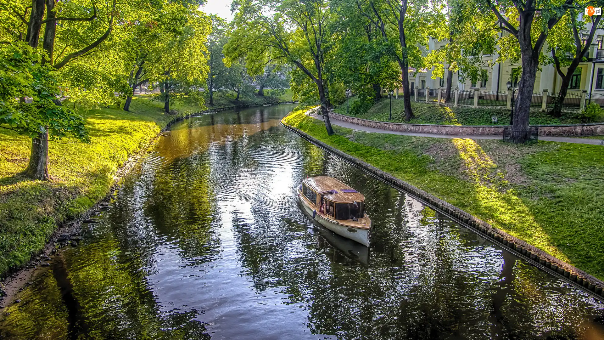 Rzeka, Park, Zielone, Dom, Motorówka, Drzewa