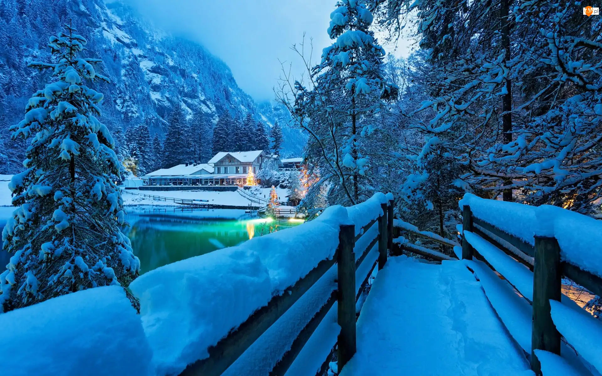 Wieczór, Góry, Światła, Szwajcaria, Jezioro Blausee, Zima, Lasy, Dom, Alpy, Ośnieżone, Drzewa, Most
