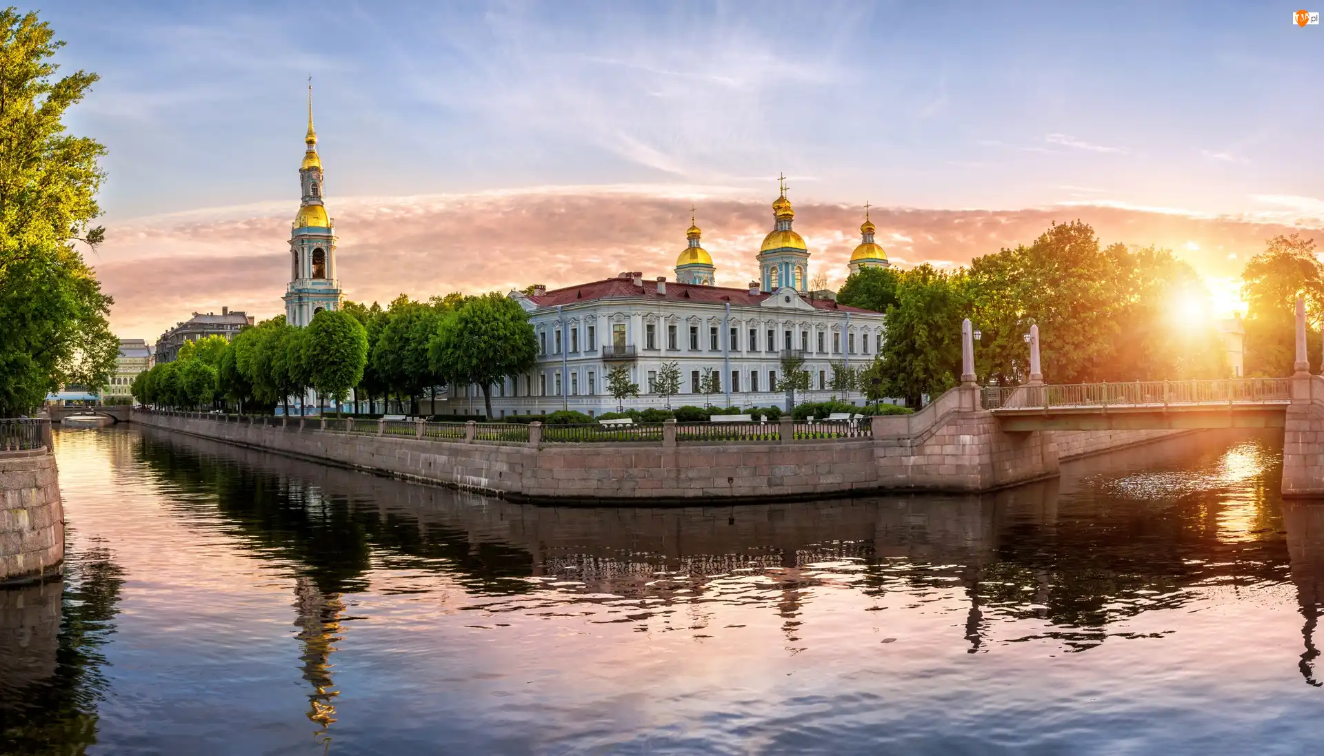 Wschód słońca, Rosja, Kanał Kryukowski, Drzewa, Petersburg, Most, Cerkiew, Sobór św. Mikołaja i Objawienia Pańskiego