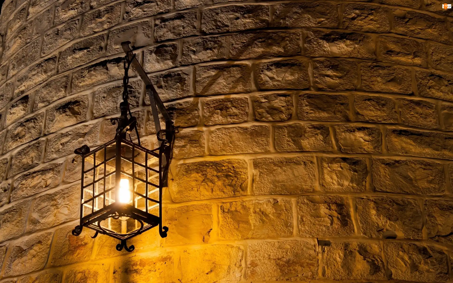 Lampa, Mur, Cegły
