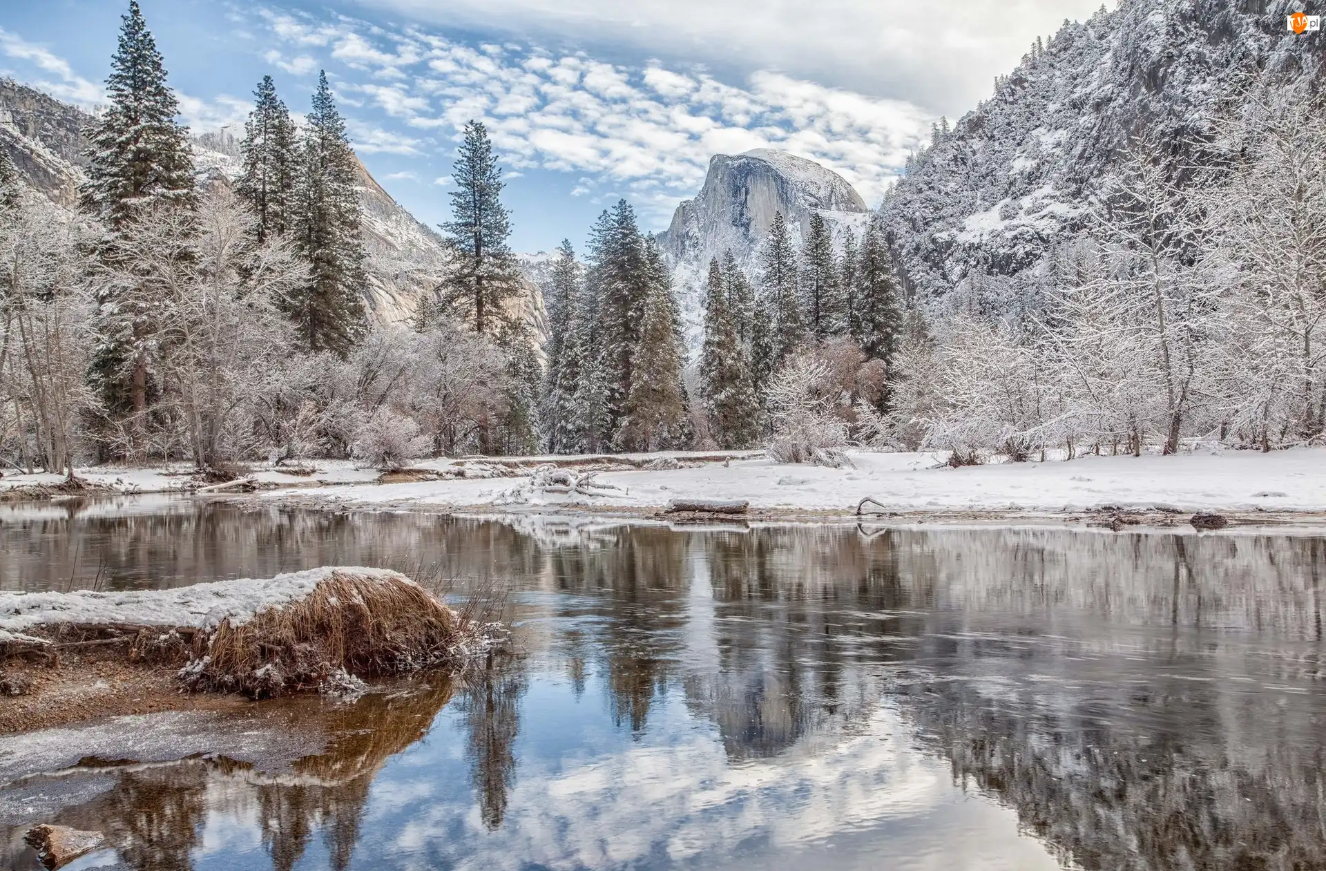 Góry, Zima, Stany Zjednoczone, Ośnieżone, Park Narodowy Yosemite, Rzeka Merced River, Drzewa, Stan Kalifornia