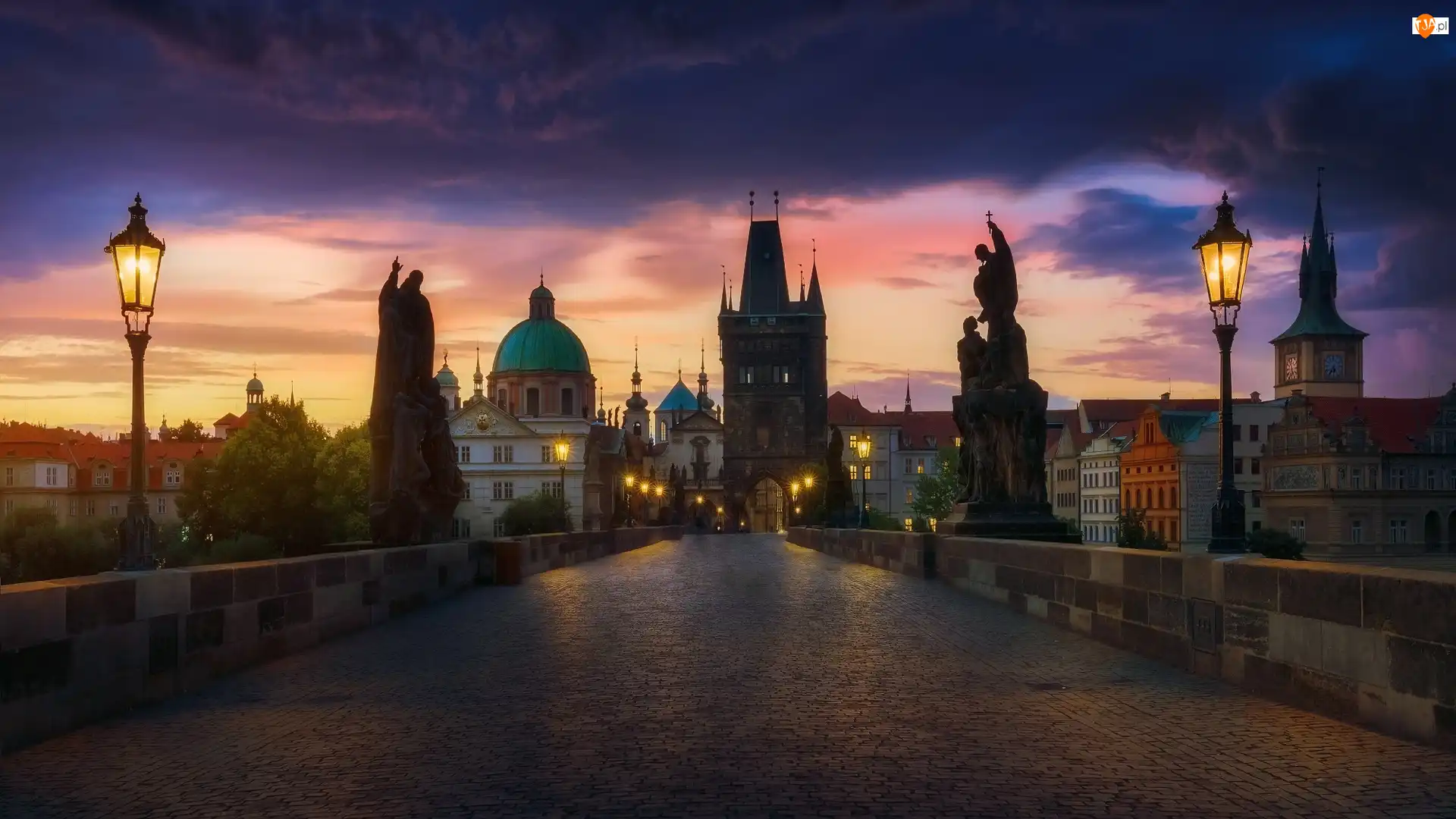 Praga, Most Karola, Wschód słońca, Czechy, Budynki, Figury, Latarnie