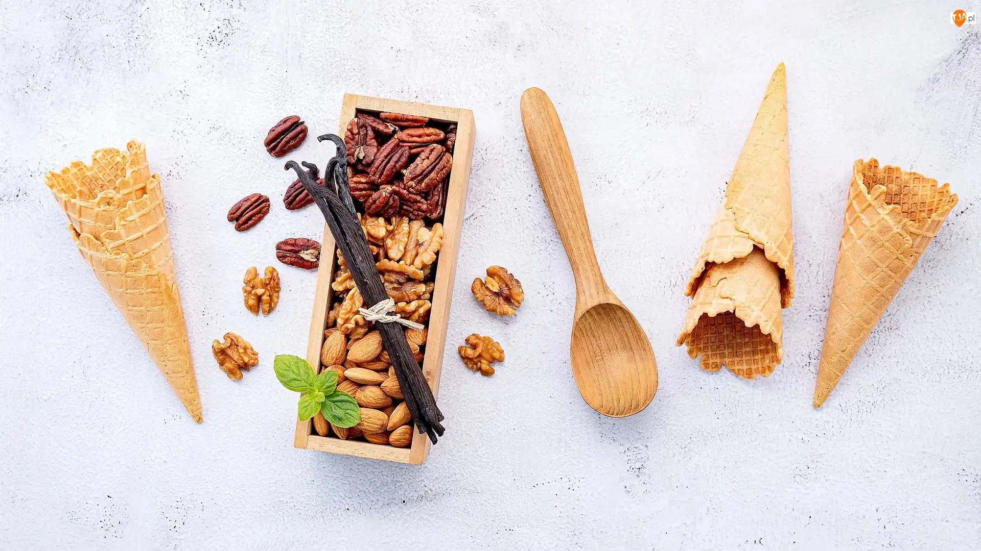 Wafelki, Rożki, Orzechy, Łyżka, Pistacje, Migdały