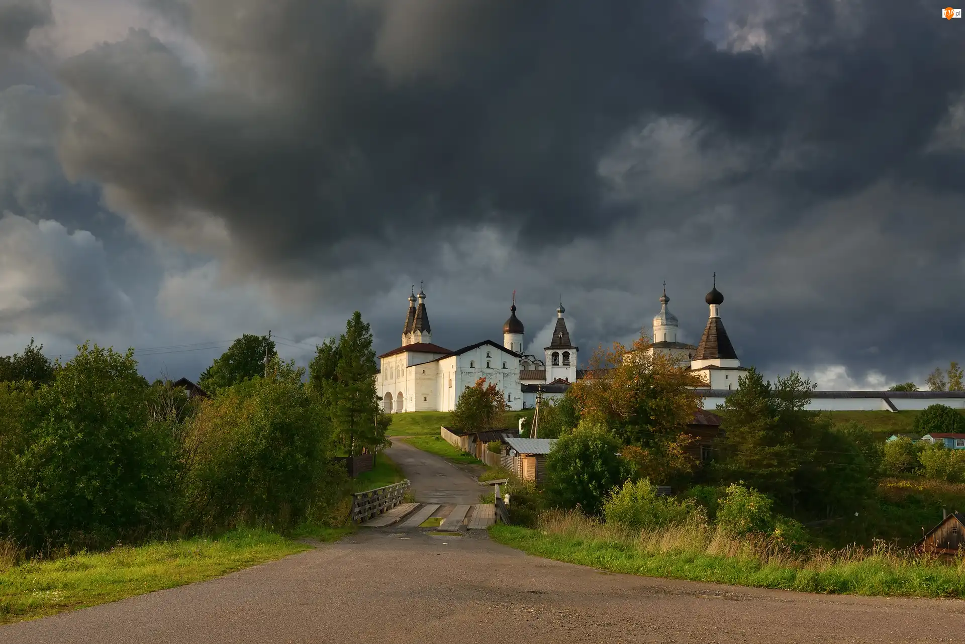 Wieś Ferapontovo, Droga, Klasztor, Obwód wołogodzki, Chmury, Monaster Terapontowski, Rosja, Drzewa