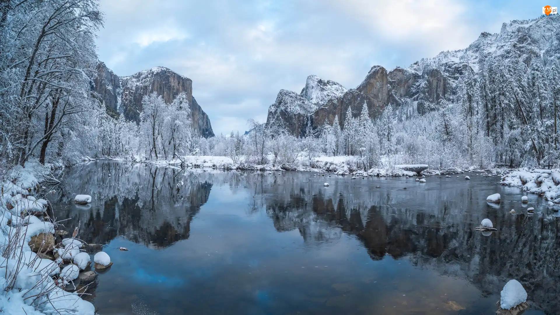 Ośnieżone, Kalifornia, Drzewa, Merced River, Zima, Stany Zjednoczone, Góry, Park Narodowy Yosemite, Rzeka