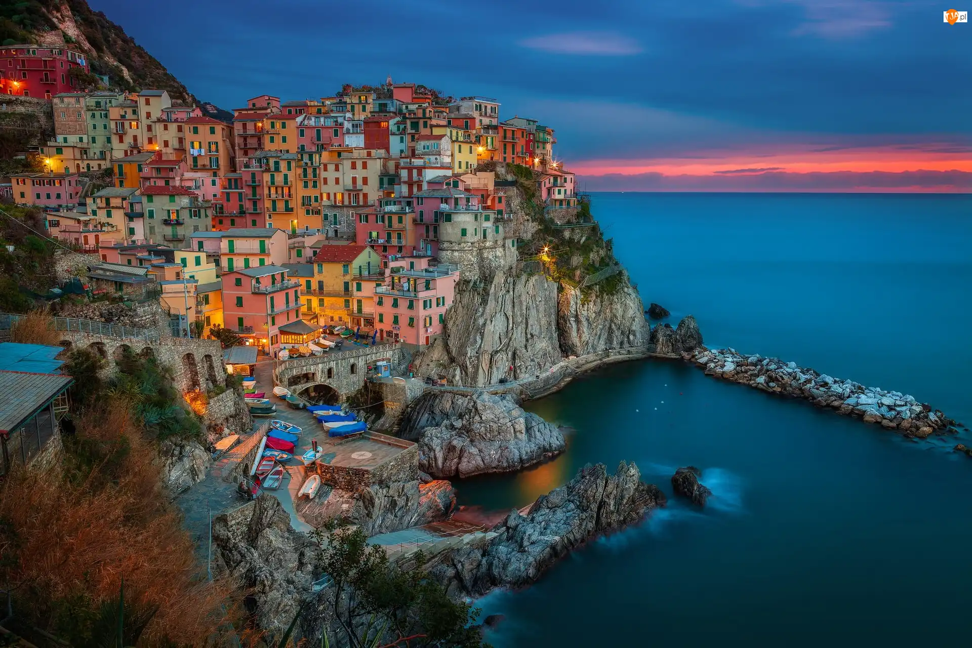 Włochy, Manarola, Zachód słońca, Łódki, Cinque Terre, Wybrzeże, Domy, Morze Liguryjskie, Skały, Gmina Riomaggiore