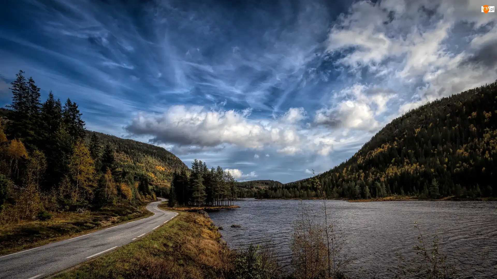 Norwegia, Niebo, Chmury, Drzewa, Góry, Zalesione, Bondhusvatnet Lake, Jezioro, Droga, Kvinnherad