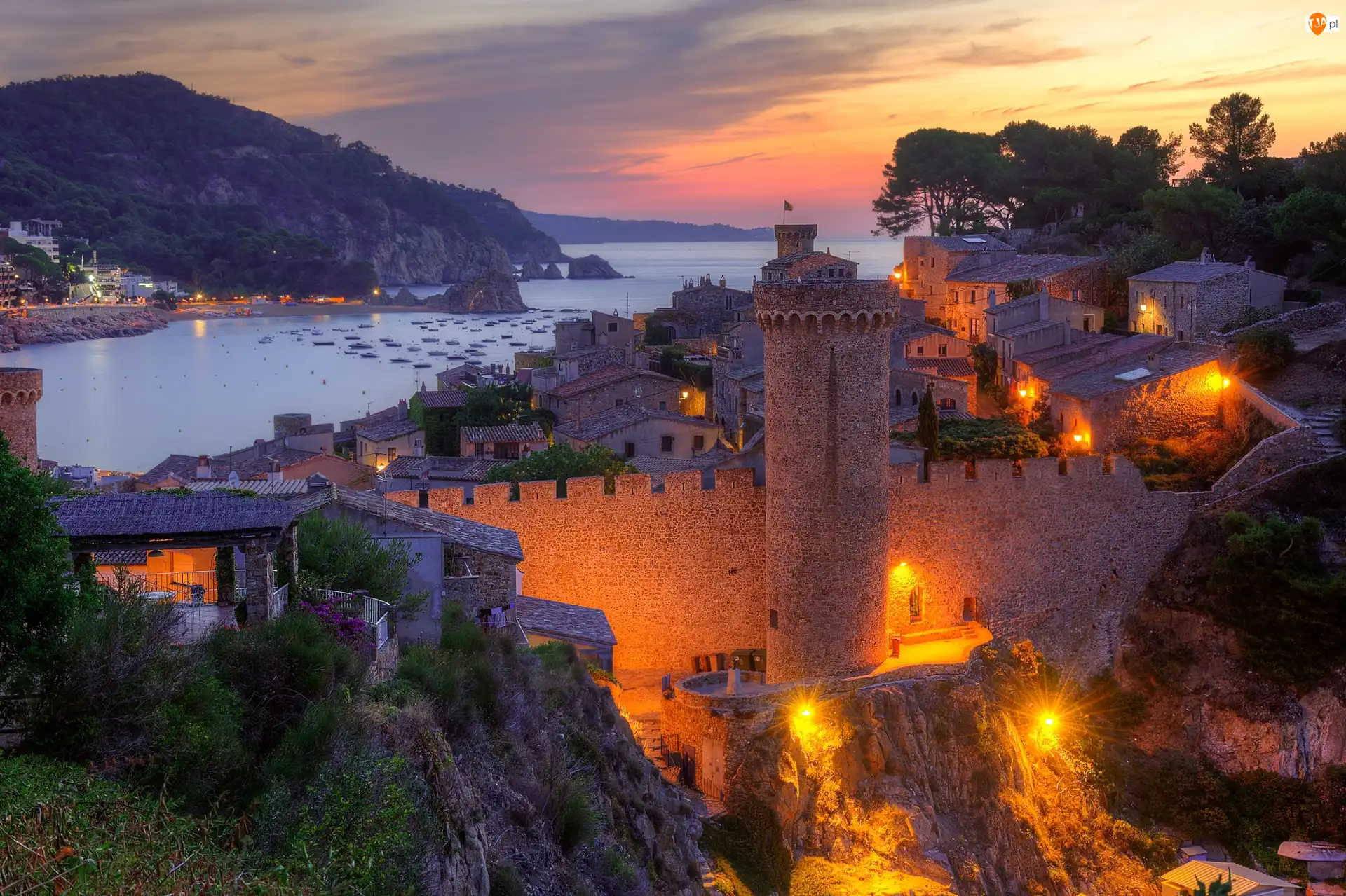 Hiszpania, Świt, Tossa de Mar, Morze, Mury obronne, Vila Vella, Domy, Światła, Góry, Prowincja Girona