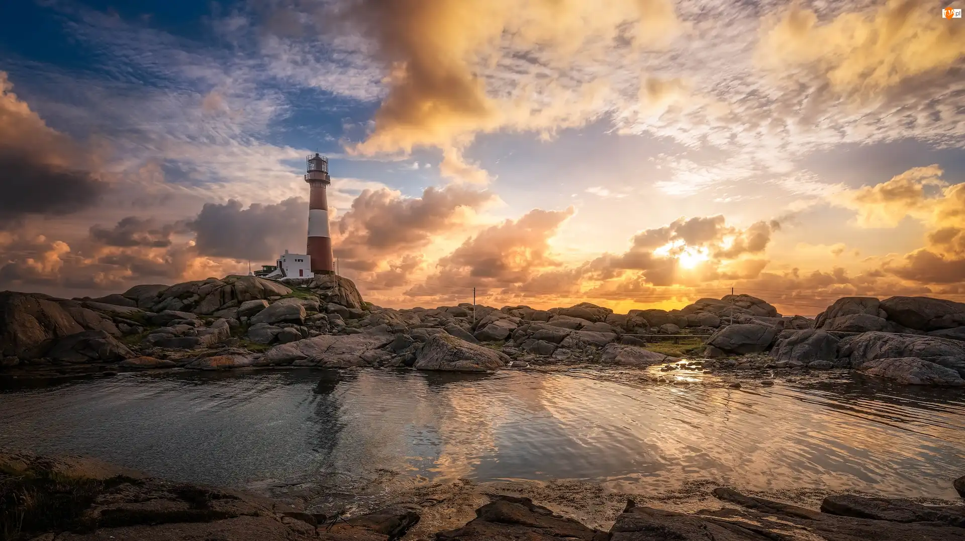 Wyspa Midbrødøya, Norwegia, Skały, Wschód słońca, Latarnia morska Eigerøy Lighthouse, Chmury