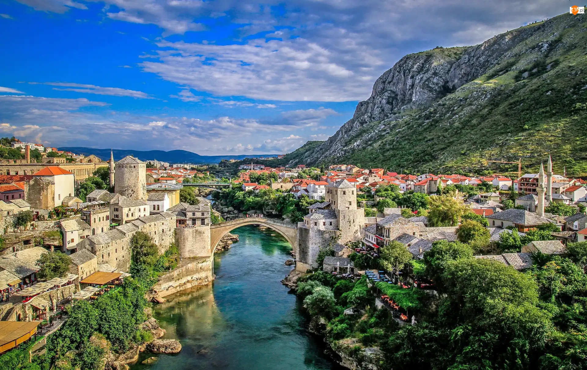 Rzeka Neretwa, Góry, Mostar, Bośnia i Hercegowina, Most
