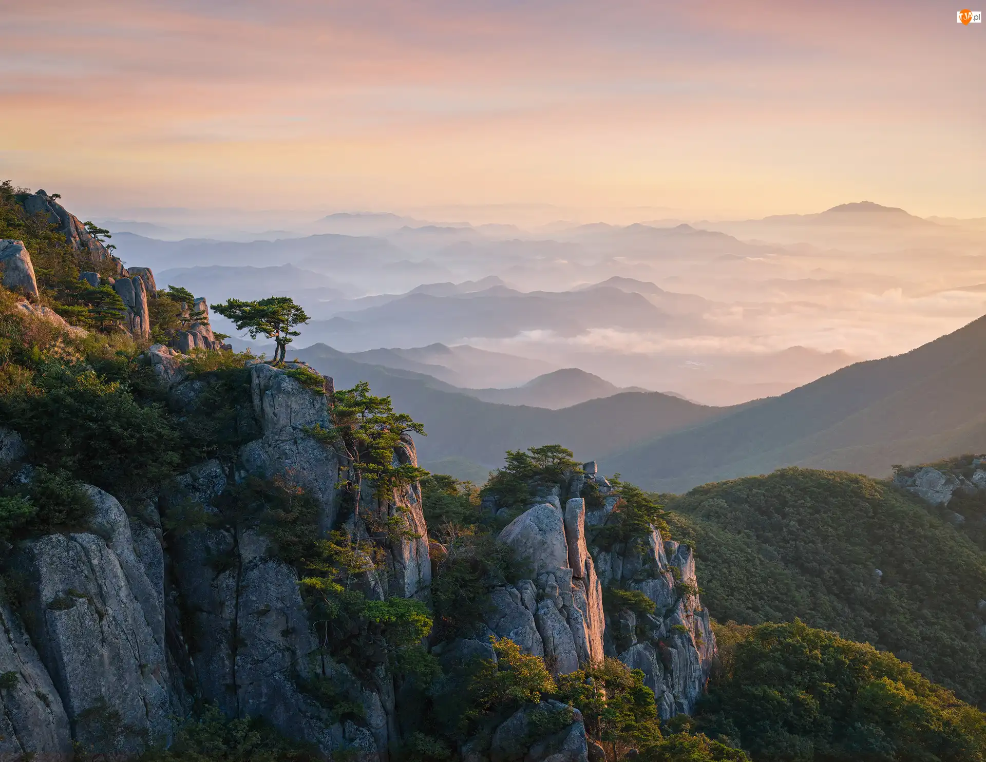 Góry, Wschód słońca, Korea Południowa, Park prowincjonalny Daedunsan, Prowincja Jeolla Północna, Skały, Drzewa