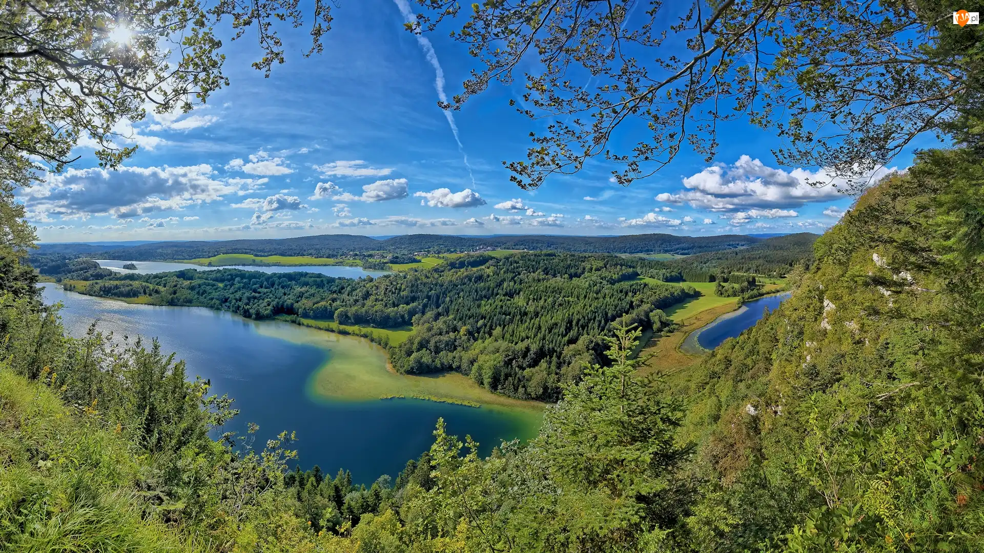 Lasy, Jeziora, Wzgórza, Chmury, Drzewa, Promienie słońca