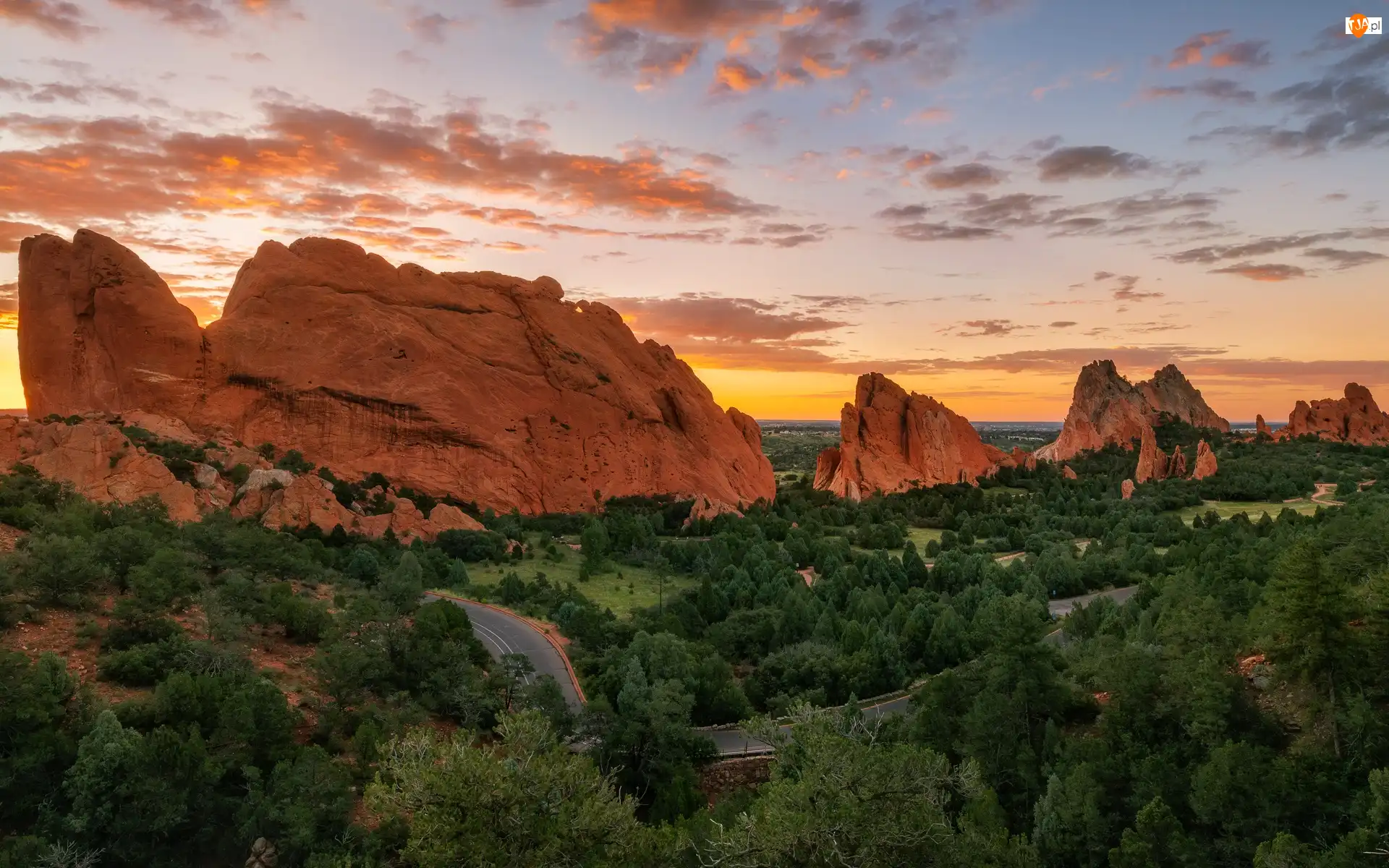 Stany Zjednoczone, Garden of the Gods, Colorado Springs, Park, Chmury, Wschód słońca, Drzewa, Skały, Formacje skalne, Kolorado