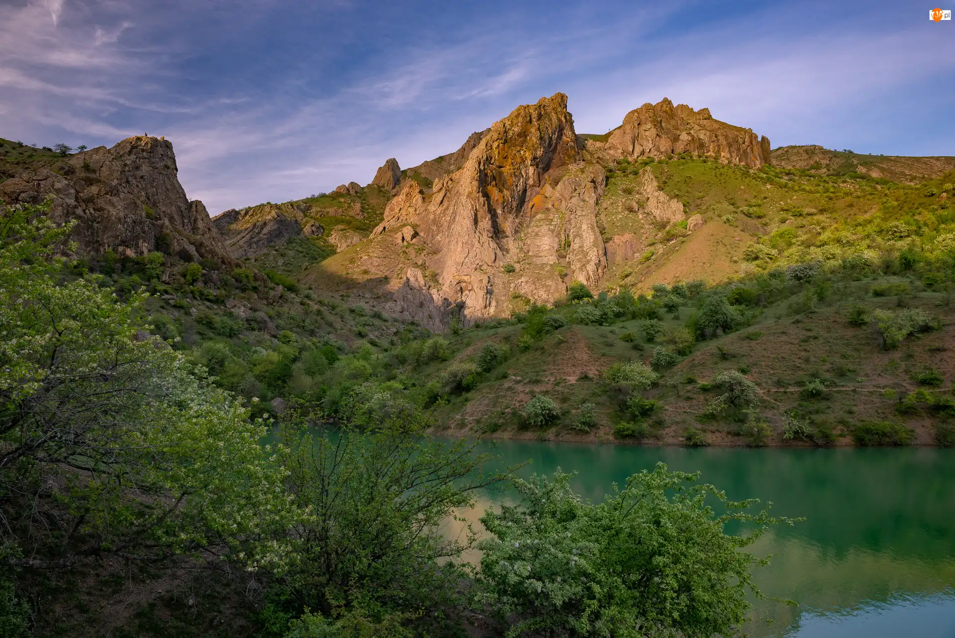Skały, Drzewa, Jezioro, Góry, Krzewy
