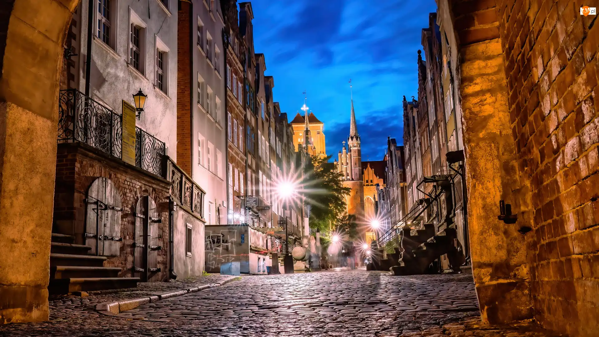 Bazylika Mariacka, Oświetlona, Ulica, Latarnie, Gdańsk, Polska, Kamienice, Uliczka, Domy, Drzewa