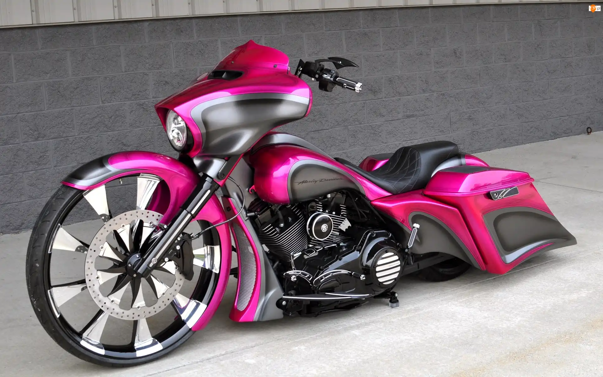 Pink Street Glide, Harley