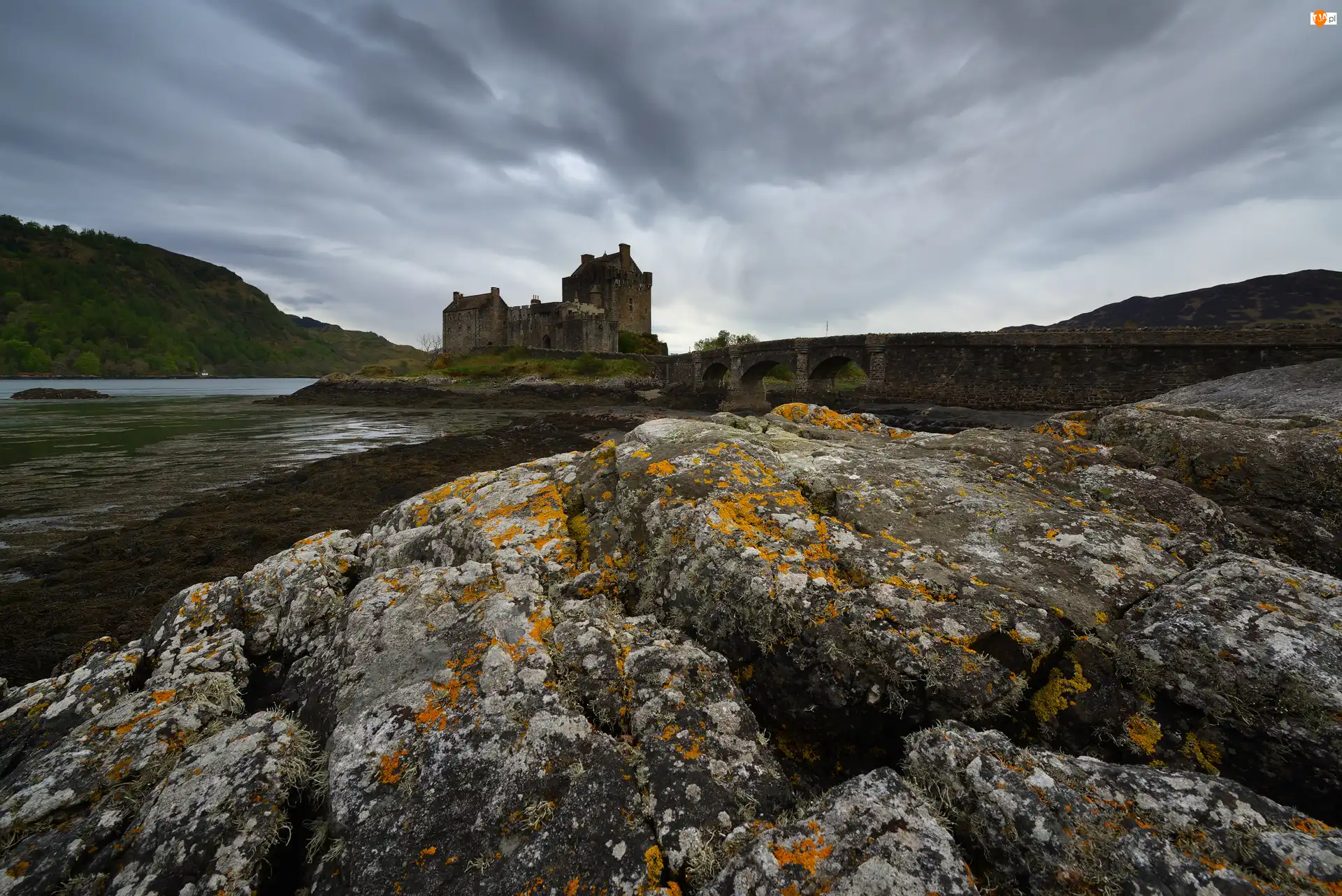 Zamek Eilean Donan, Szkocja, Most, Skały, Jezioro Loch Duich