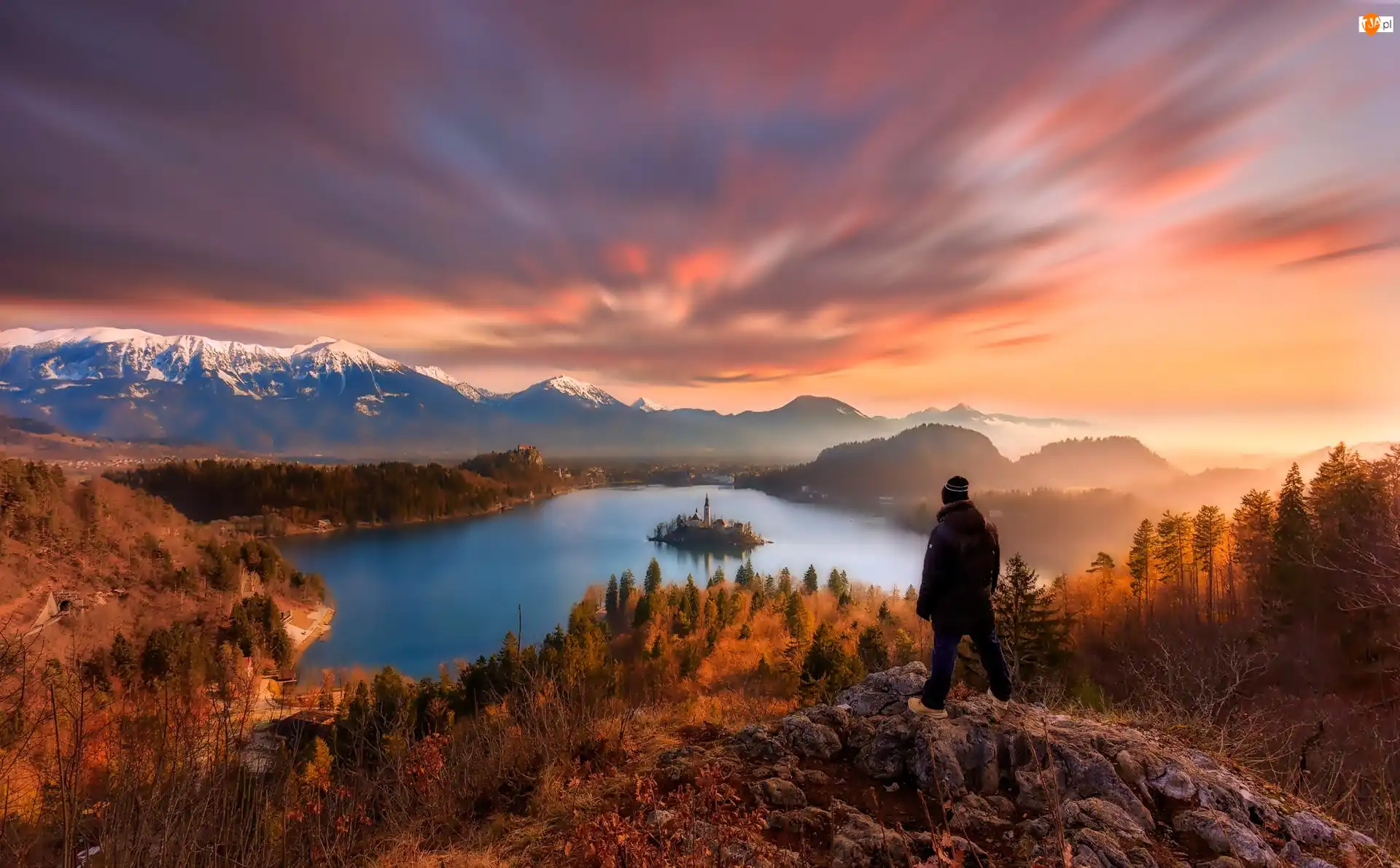 Słowenia, Góry, Bled, Wysepka, Jezioro, Mgła, Lasy, Człowiek, Zachód Słońca