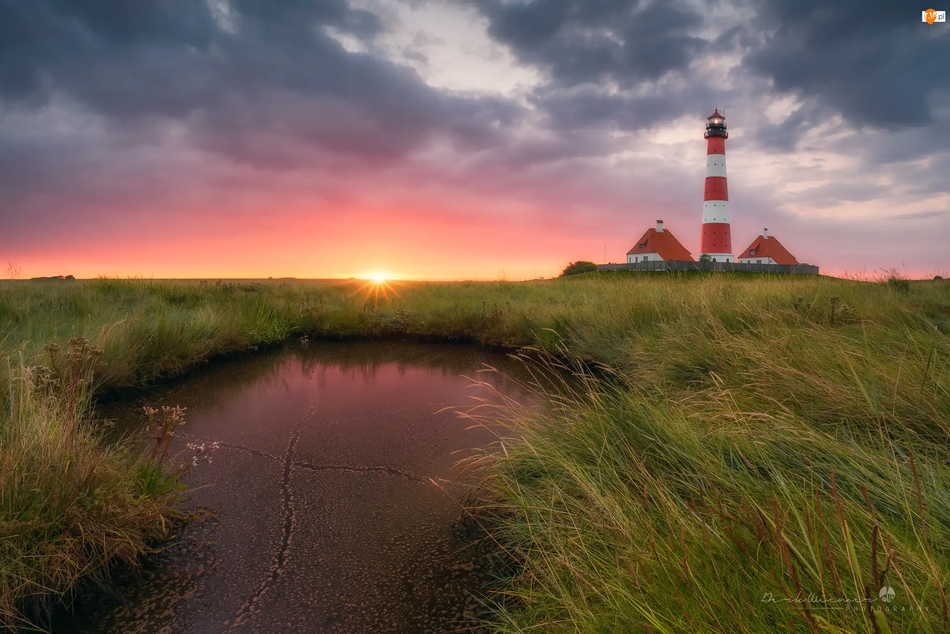 Kałuża, Trawy, Niemcy, Latarnia morska Westerheversand, Nordfriesland, Chmury, Zachód słońca