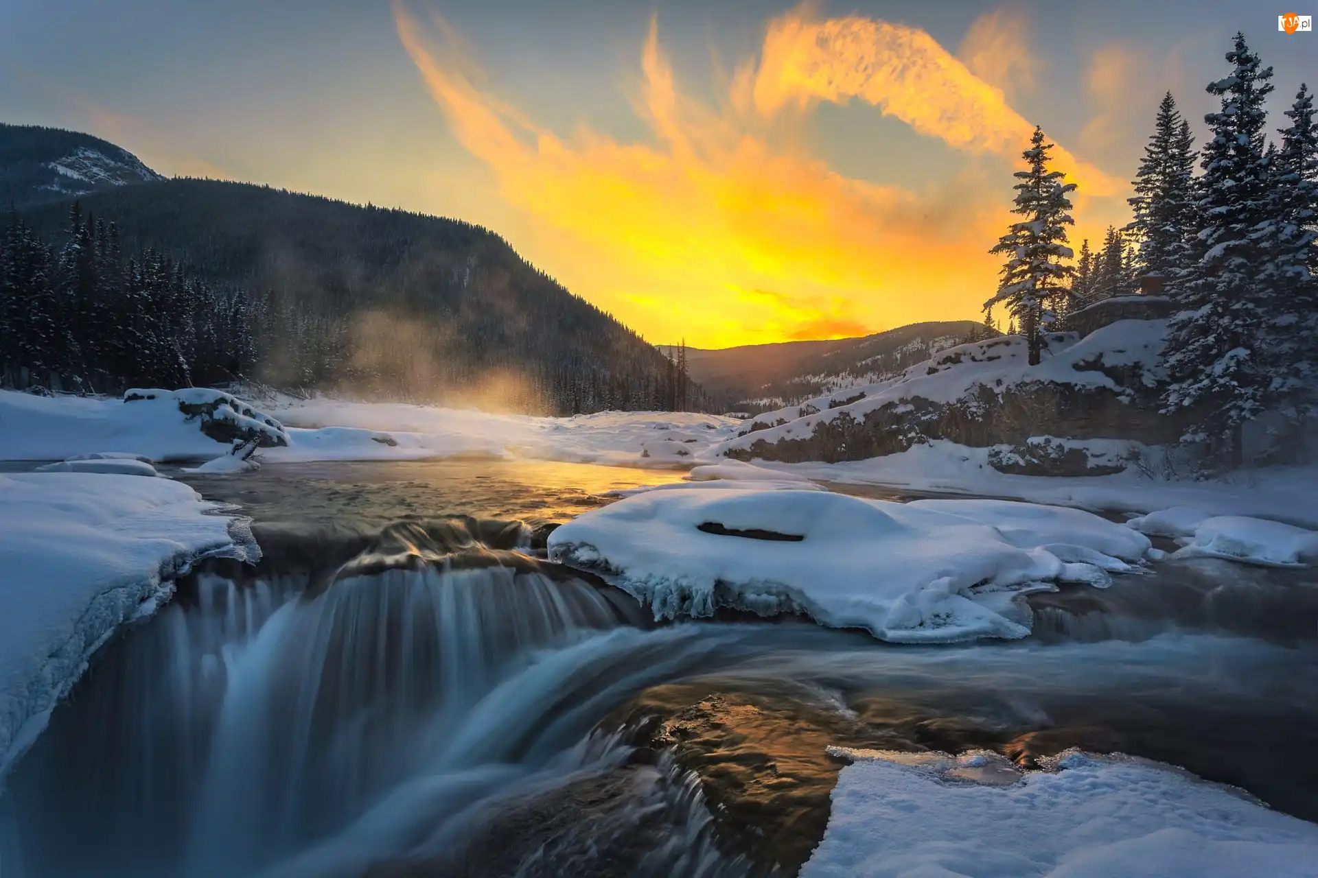 Wschód słońca, Góry, Drzewa, Lód, Prowincja Alberta, Kanada, Rzeka Elbow, Elbow Falls, Zima, Mgła